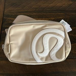 LULULEMON Everywhere Belt bag 1L, NWT. Trench/White Opal. 🤍🤎